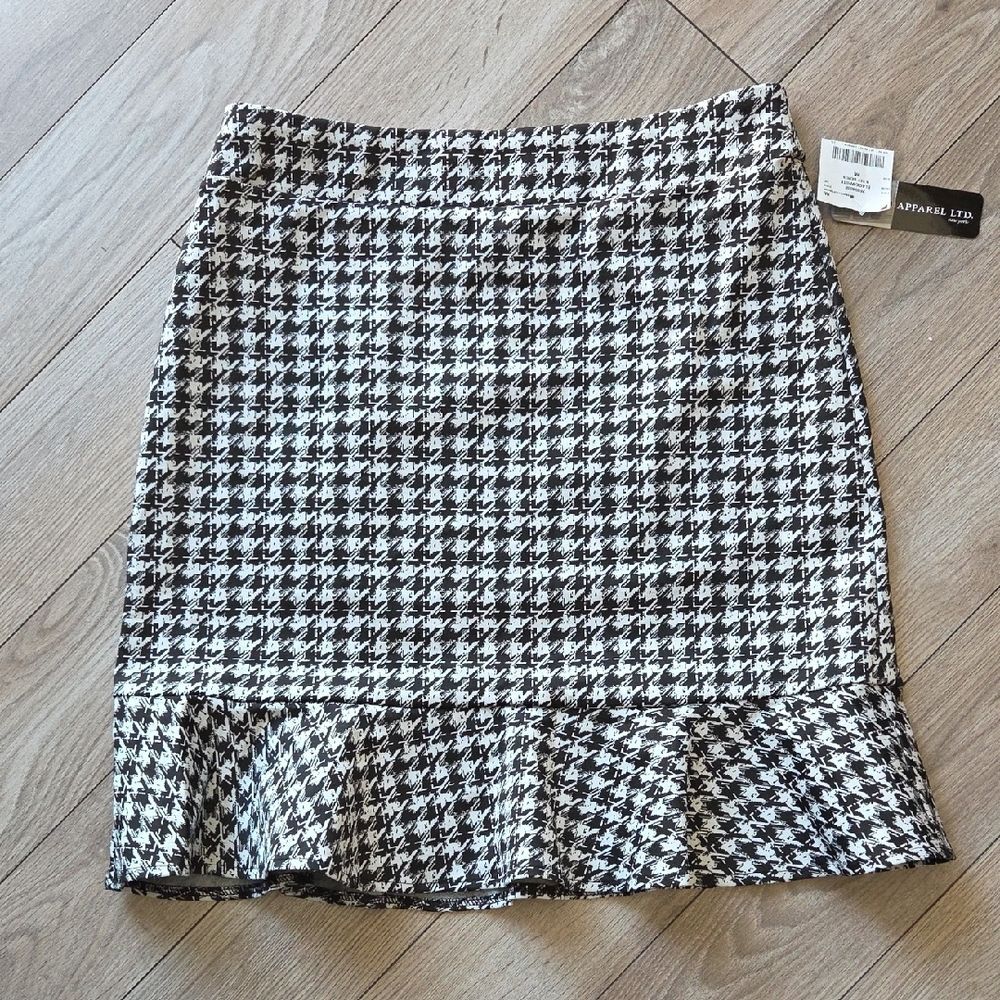 Soho Apparel Houndstooth Pencil Skirt in Black and White Medium